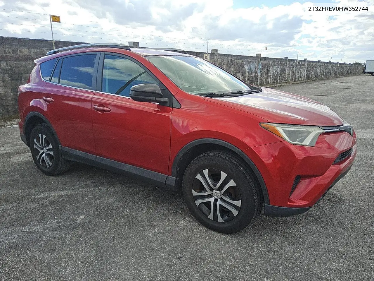 2T3ZFREV0HW352744 2017 Toyota Rav4 Le