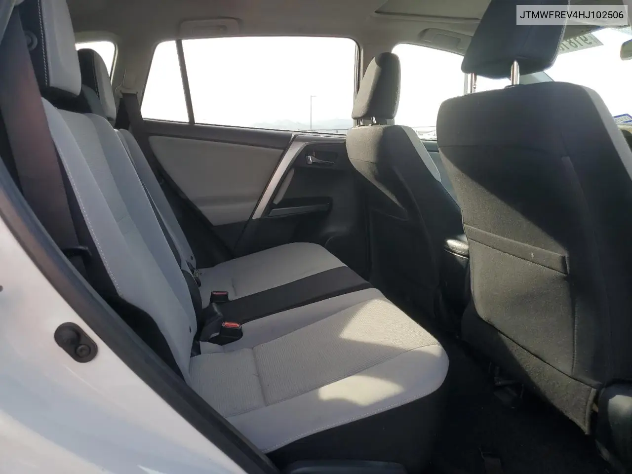 JTMWFREV4HJ102506 2017 Toyota Rav4 Xle