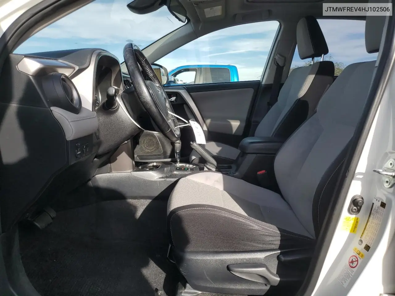 JTMWFREV4HJ102506 2017 Toyota Rav4 Xle