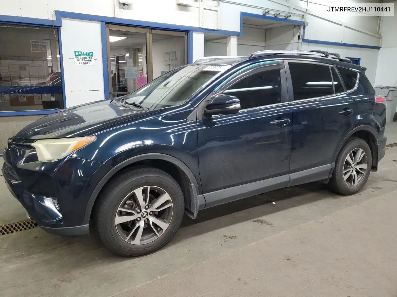 JTMRFREV2HJ110441 2017 Toyota Rav4 Xle