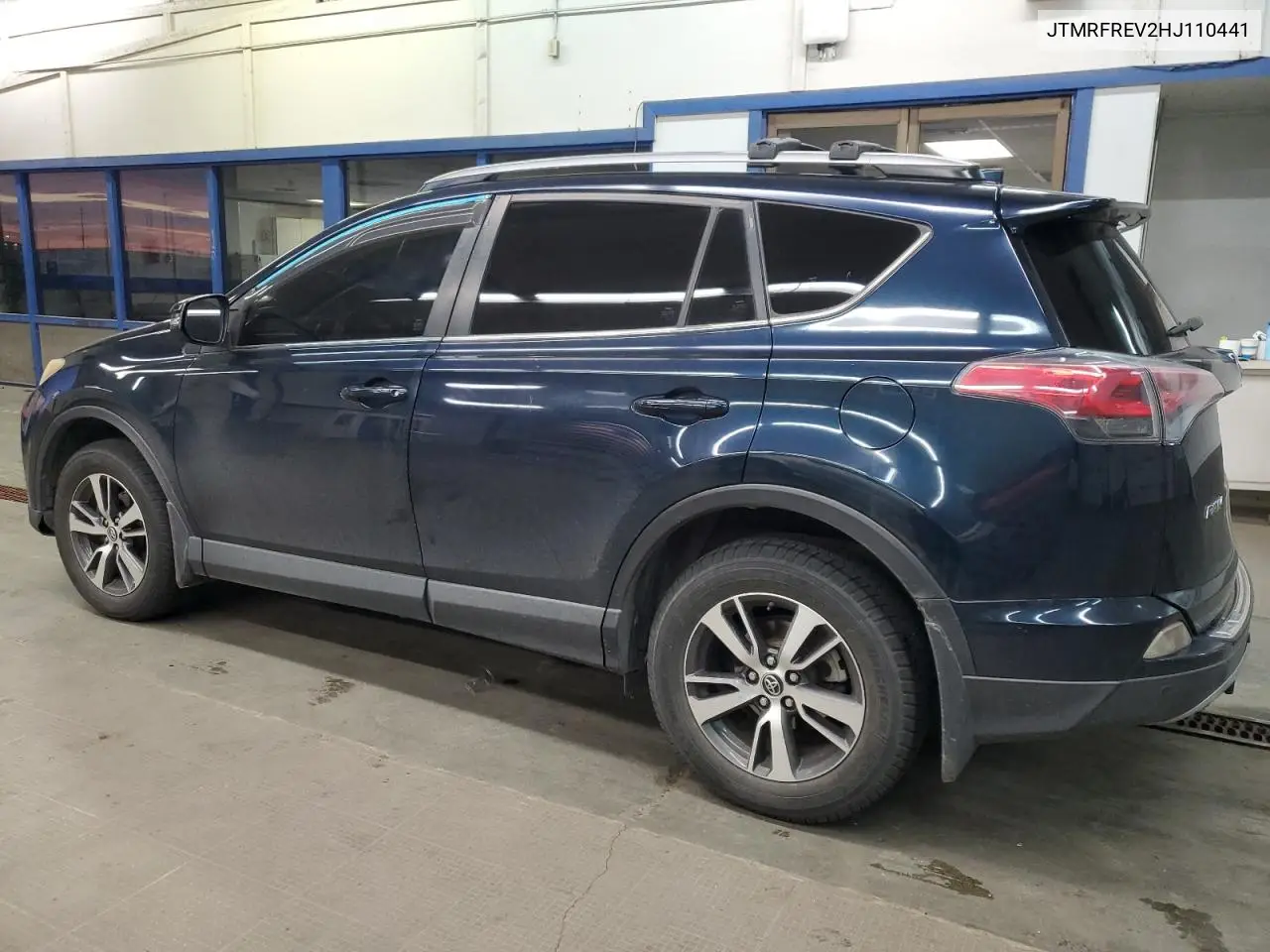 JTMRFREV2HJ110441 2017 Toyota Rav4 Xle