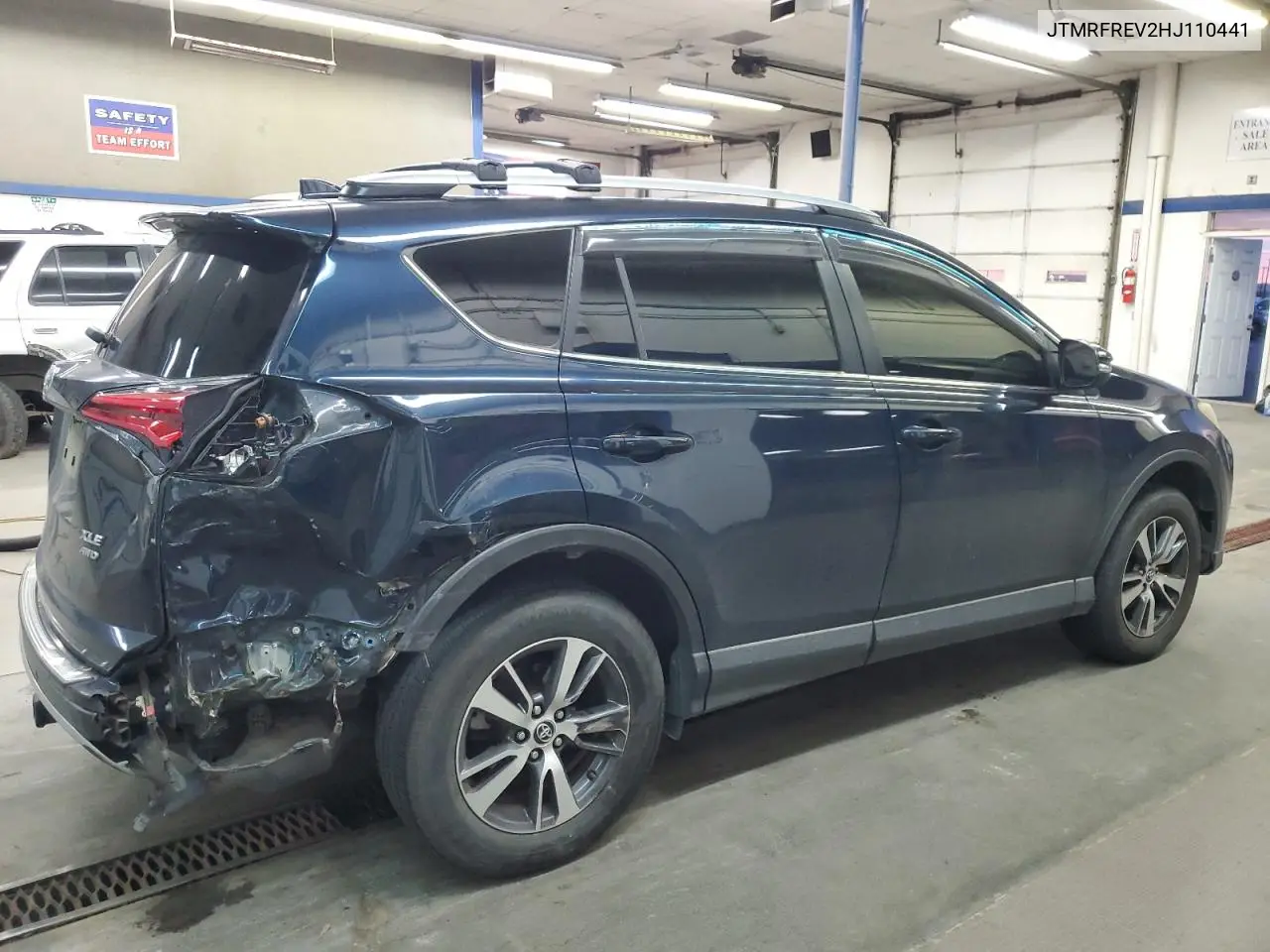 JTMRFREV2HJ110441 2017 Toyota Rav4 Xle