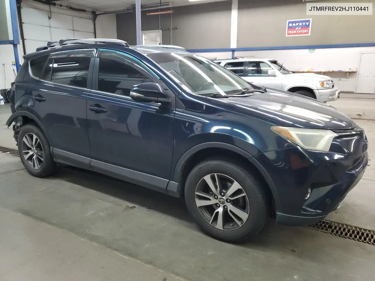 JTMRFREV2HJ110441 2017 Toyota Rav4 Xle