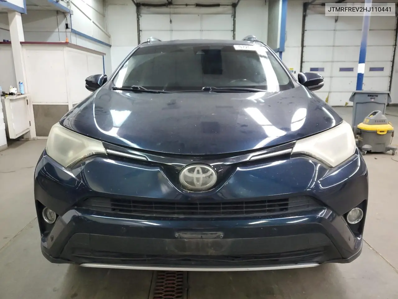 JTMRFREV2HJ110441 2017 Toyota Rav4 Xle