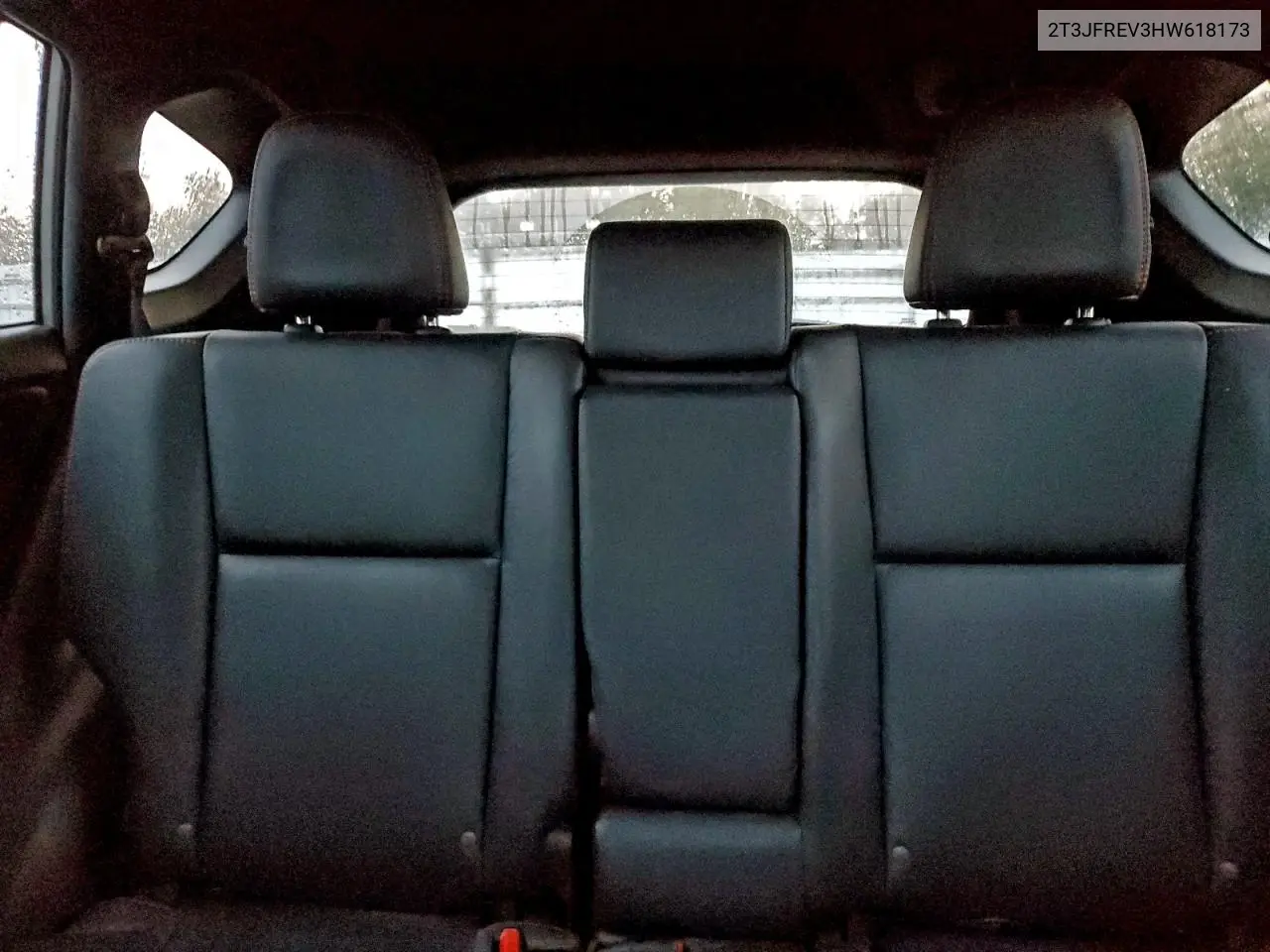 2T3JFREV3HW618173 2017 Toyota Rav4 Se