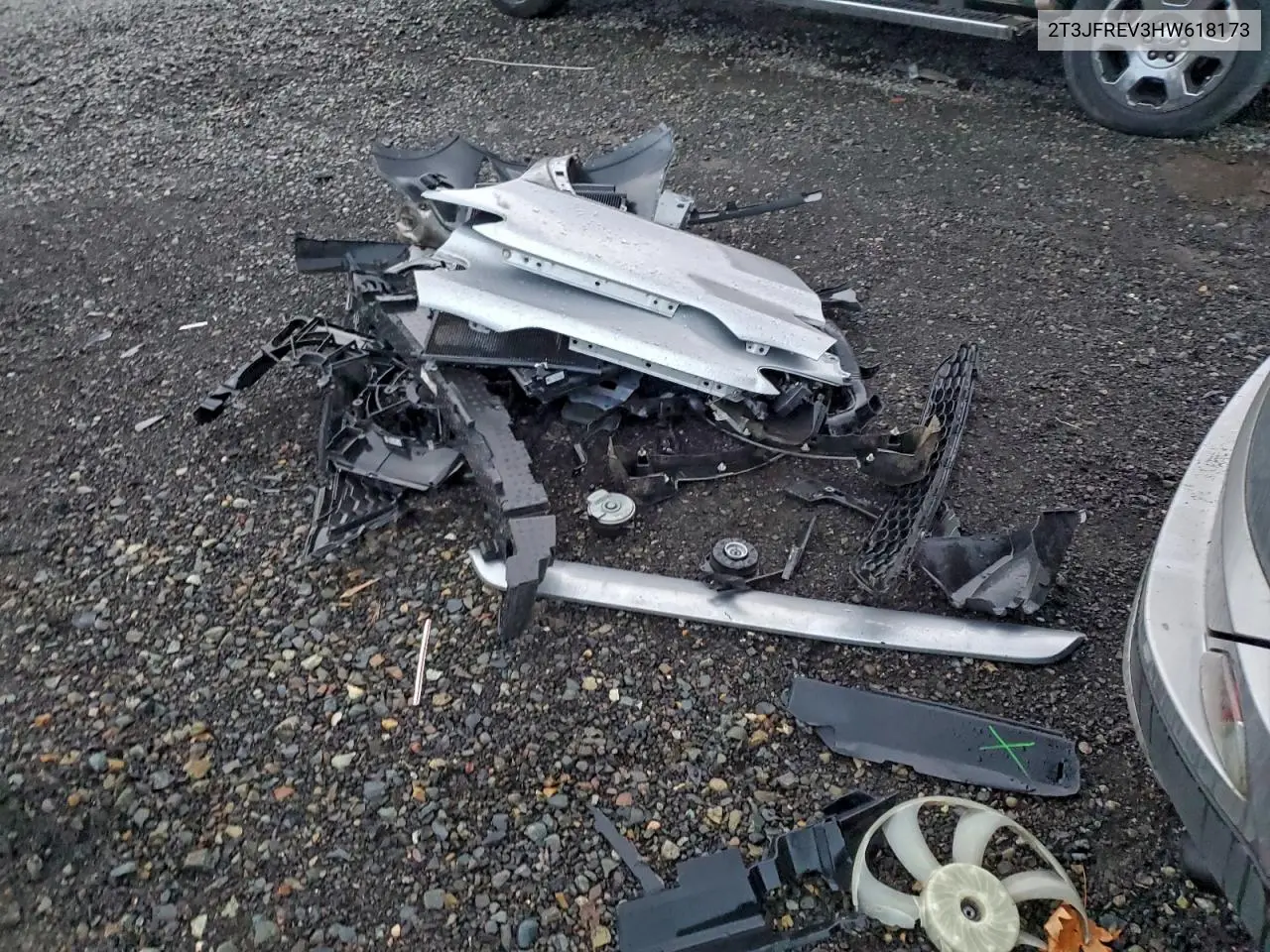 2T3JFREV3HW618173 2017 Toyota Rav4 Se
