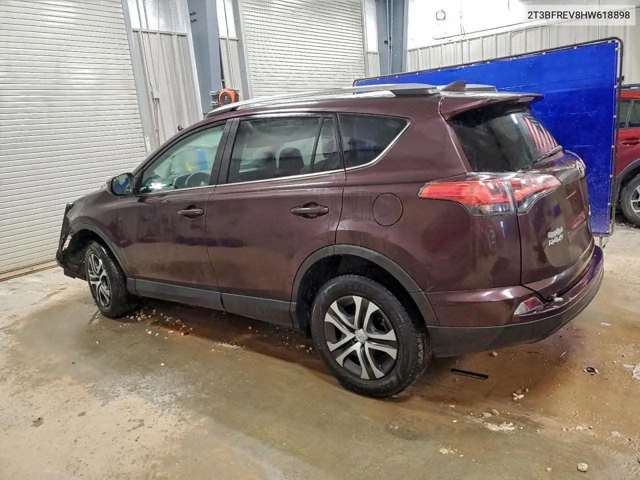 2T3BFREV8HW618898 2017 Toyota Rav4 Le