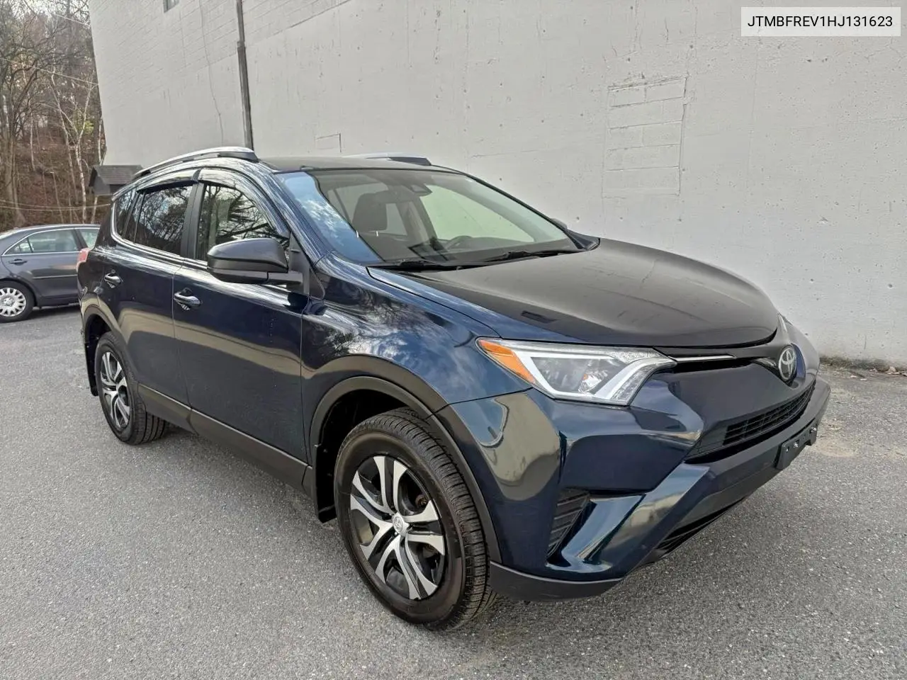 JTMBFREV1HJ131623 2017 Toyota Rav4 Le