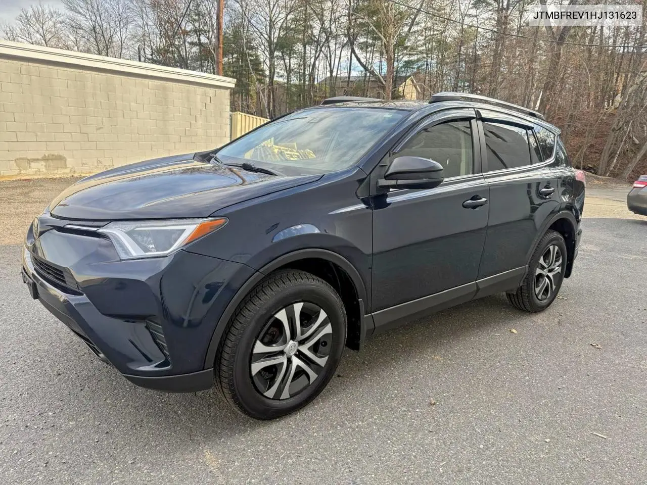 JTMBFREV1HJ131623 2017 Toyota Rav4 Le