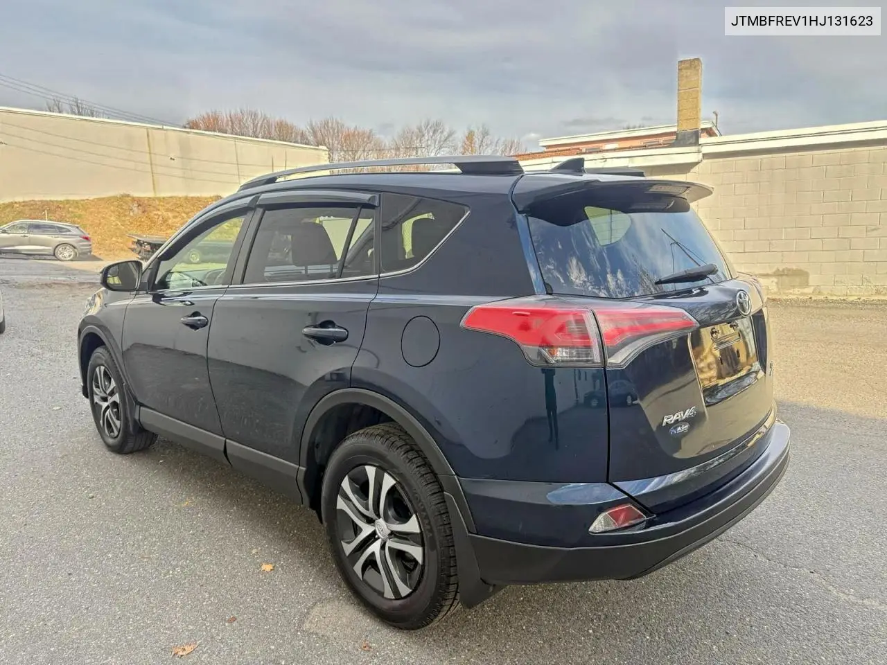 JTMBFREV1HJ131623 2017 Toyota Rav4 Le
