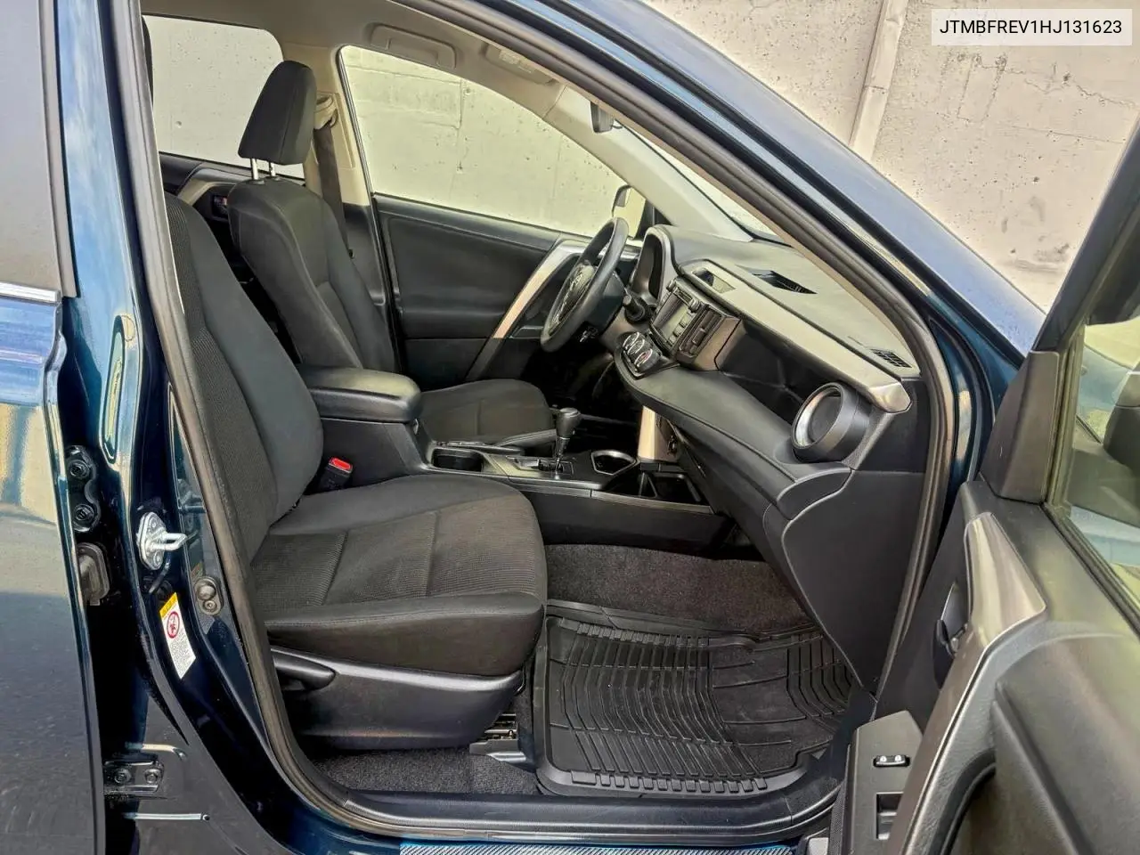JTMBFREV1HJ131623 2017 Toyota Rav4 Le