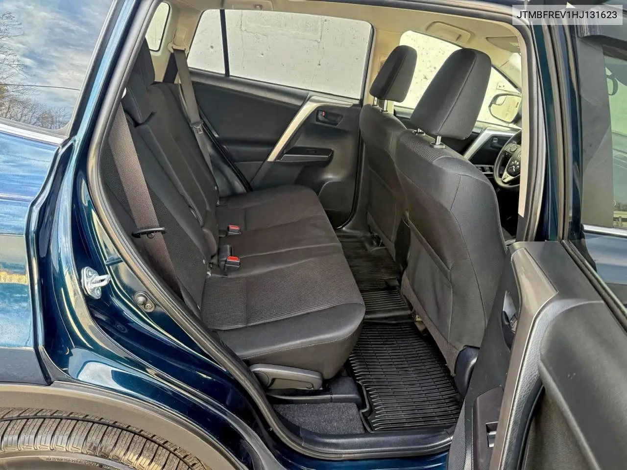 JTMBFREV1HJ131623 2017 Toyota Rav4 Le
