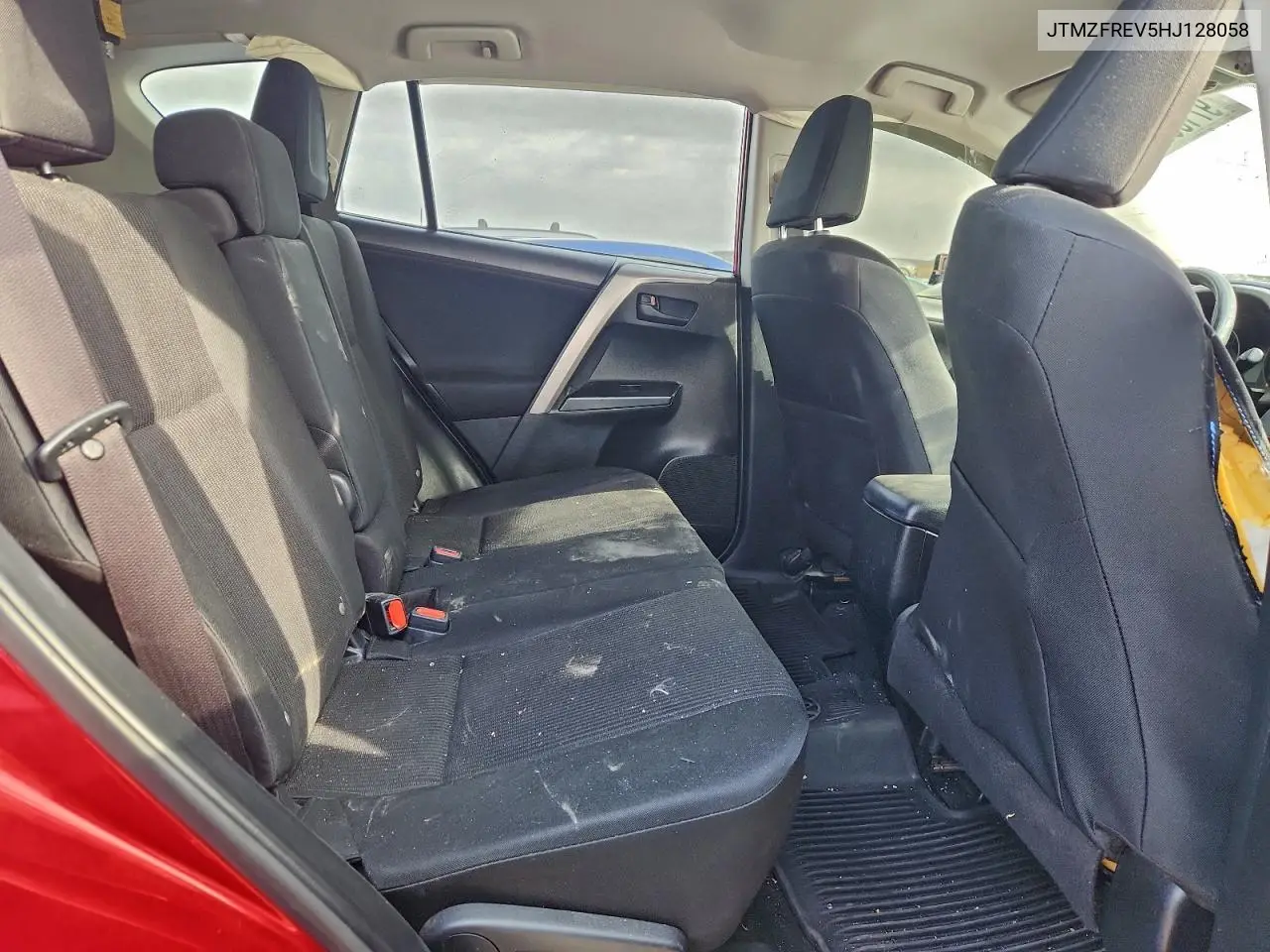 JTMZFREV5HJ128058 2017 Toyota Rav4 Le
