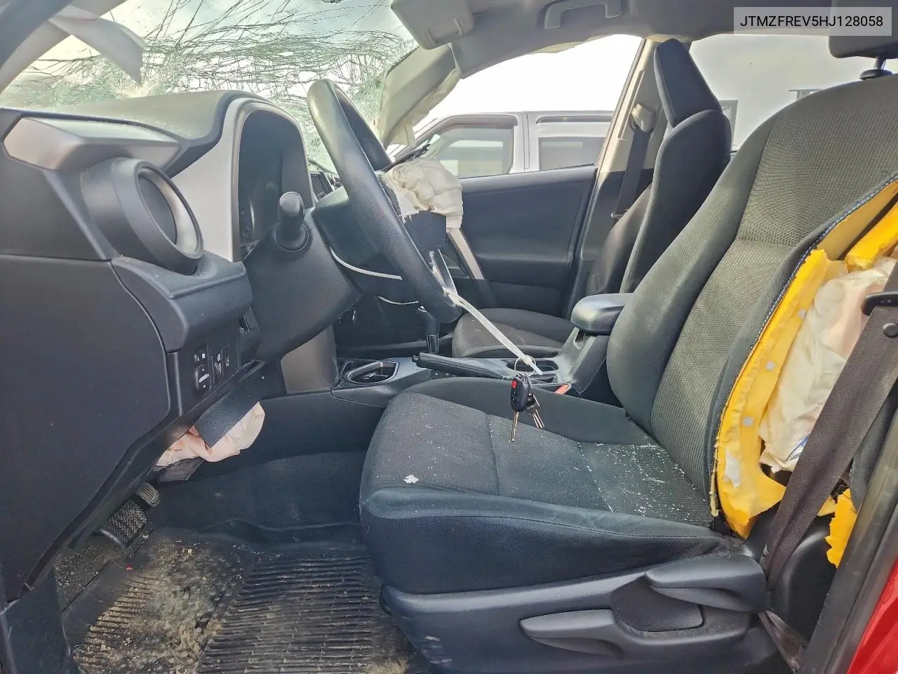 JTMZFREV5HJ128058 2017 Toyota Rav4 Le