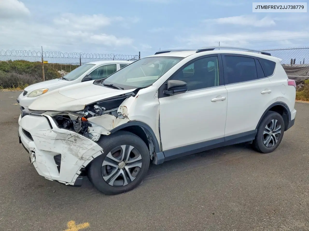 JTMBFREV2JJ738779 2018 Toyota Rav4 Le