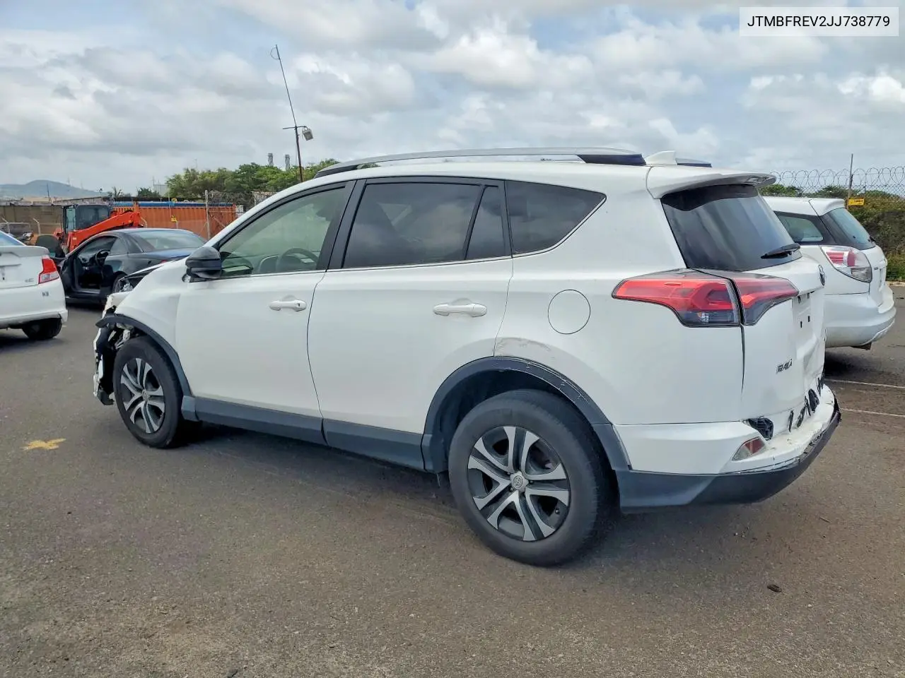 JTMBFREV2JJ738779 2018 Toyota Rav4 Le