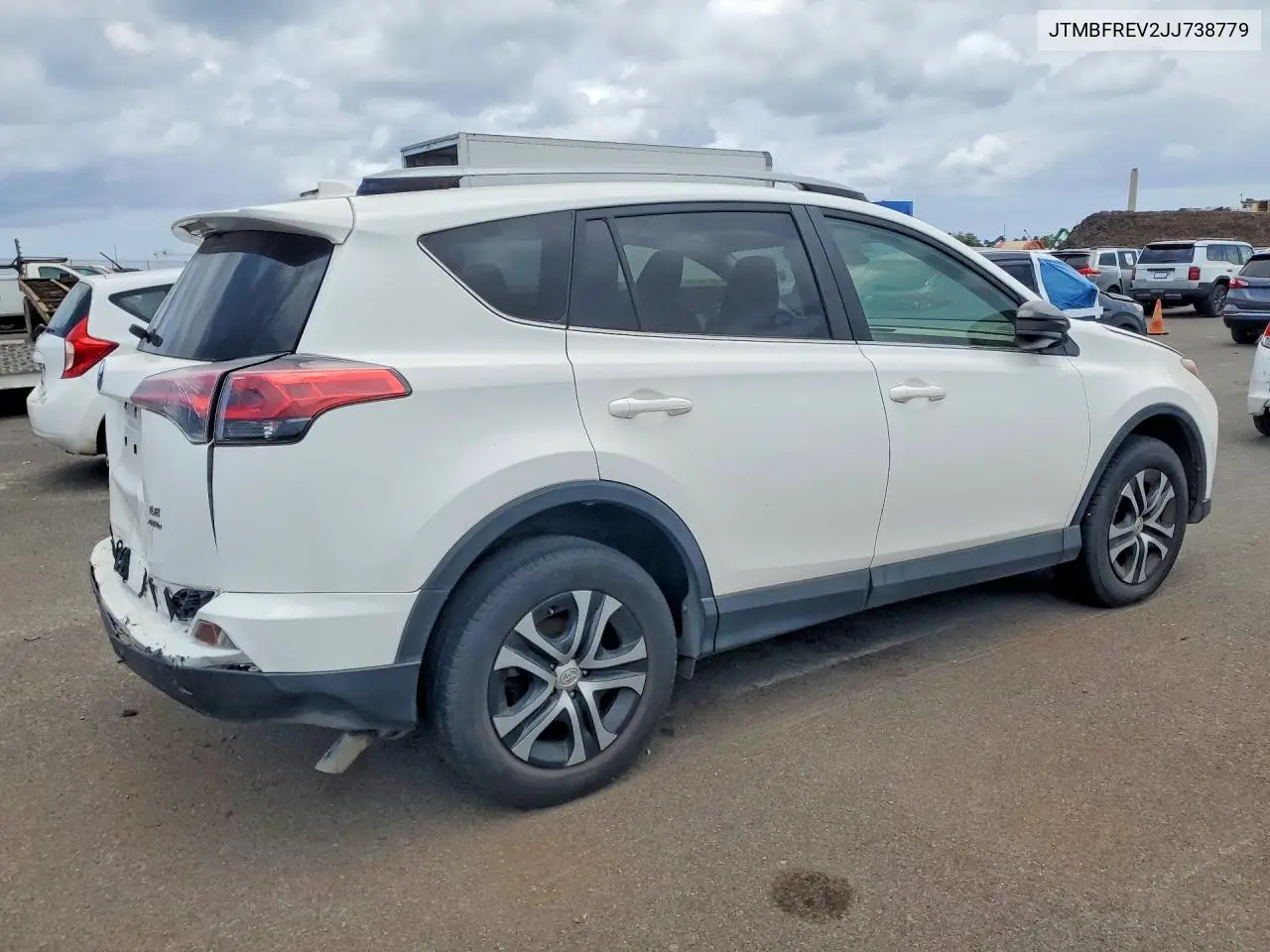 JTMBFREV2JJ738779 2018 Toyota Rav4 Le