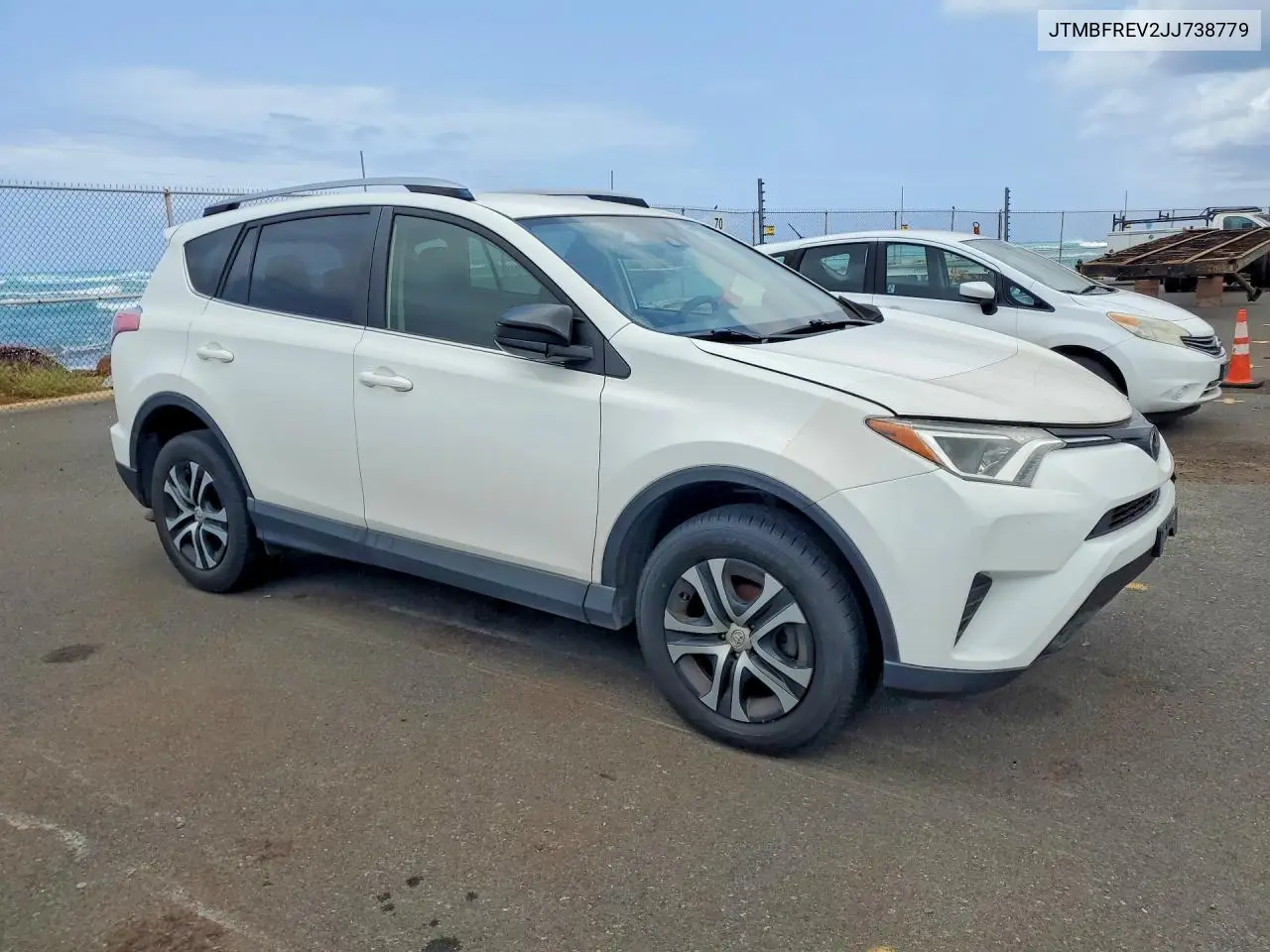JTMBFREV2JJ738779 2018 Toyota Rav4 Le