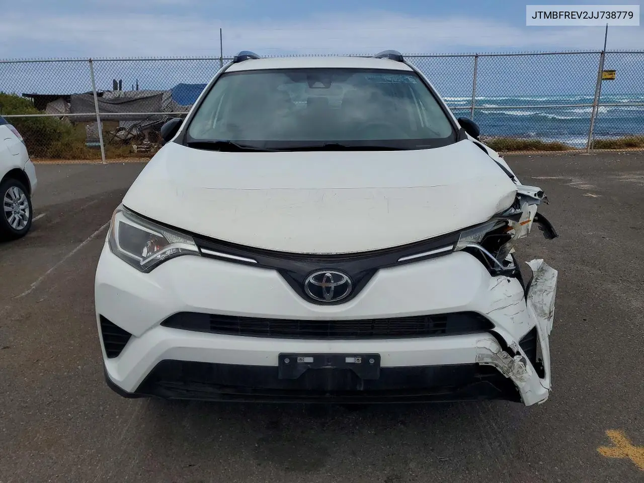 JTMBFREV2JJ738779 2018 Toyota Rav4 Le