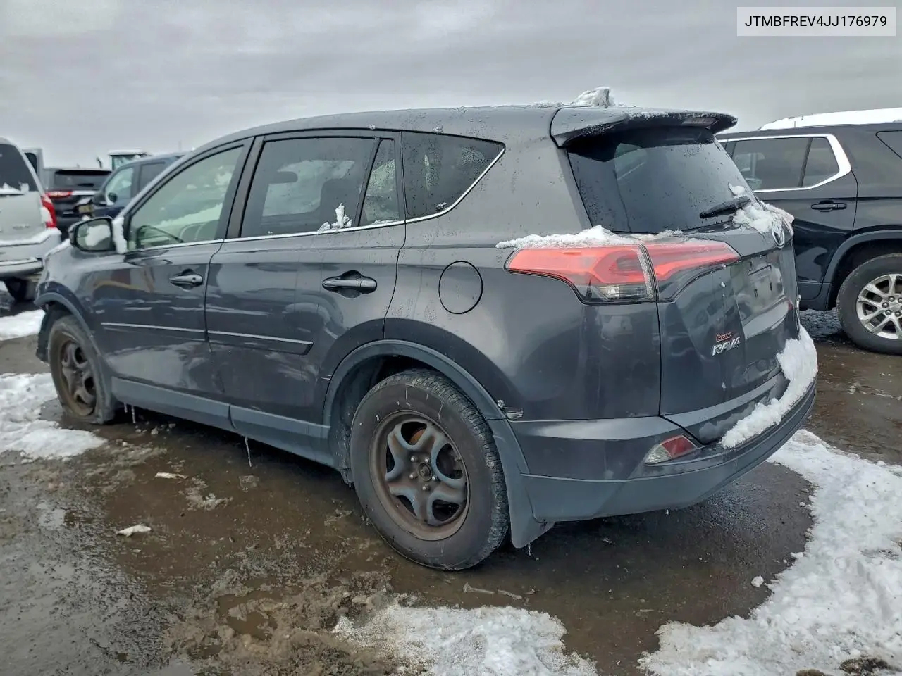 JTMBFREV4JJ176979 2018 Toyota Rav4 Le