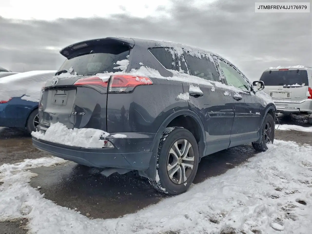 JTMBFREV4JJ176979 2018 Toyota Rav4 Le
