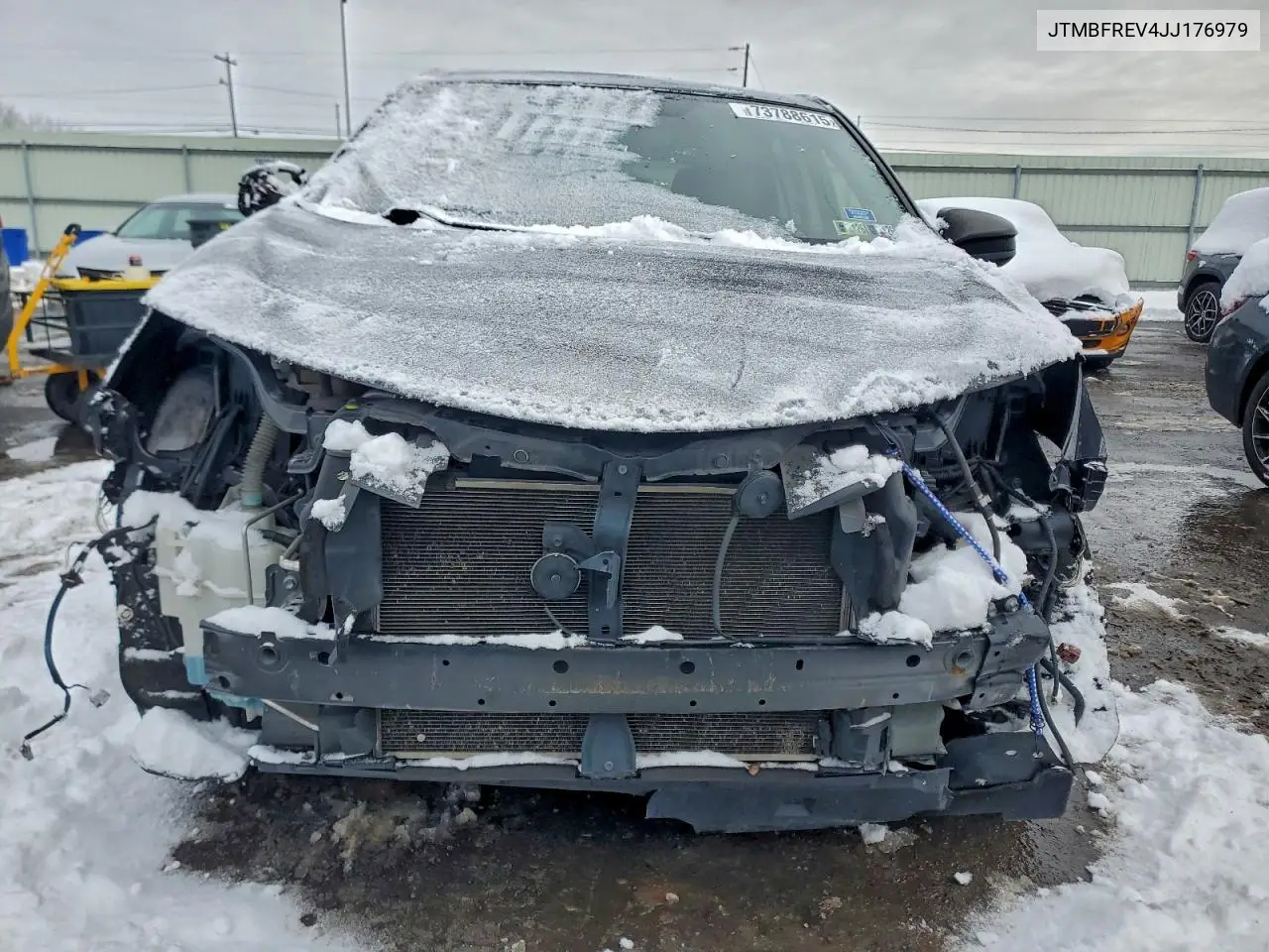 JTMBFREV4JJ176979 2018 Toyota Rav4 Le