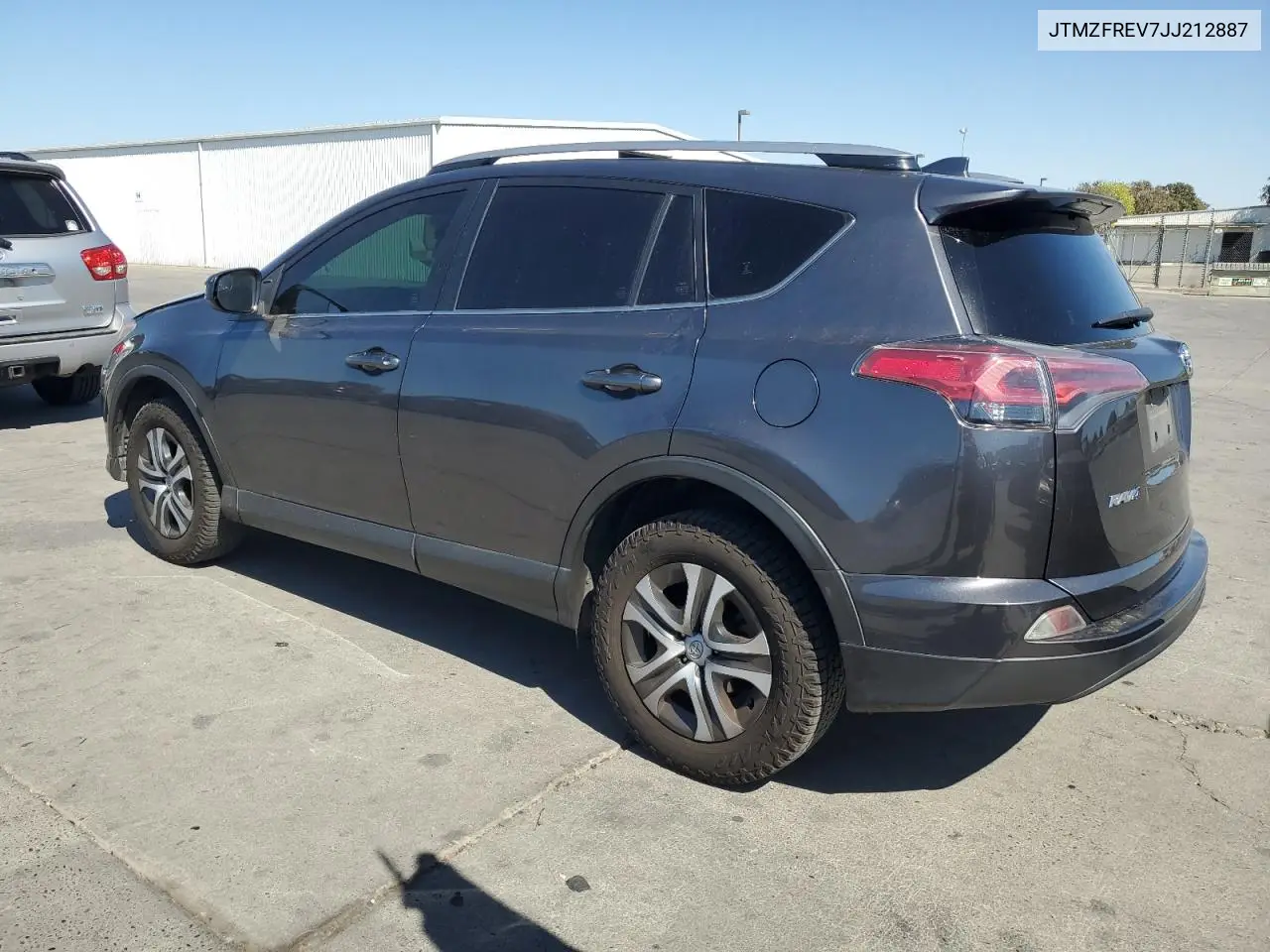 JTMZFREV7JJ212887 2018 Toyota Rav4 Le