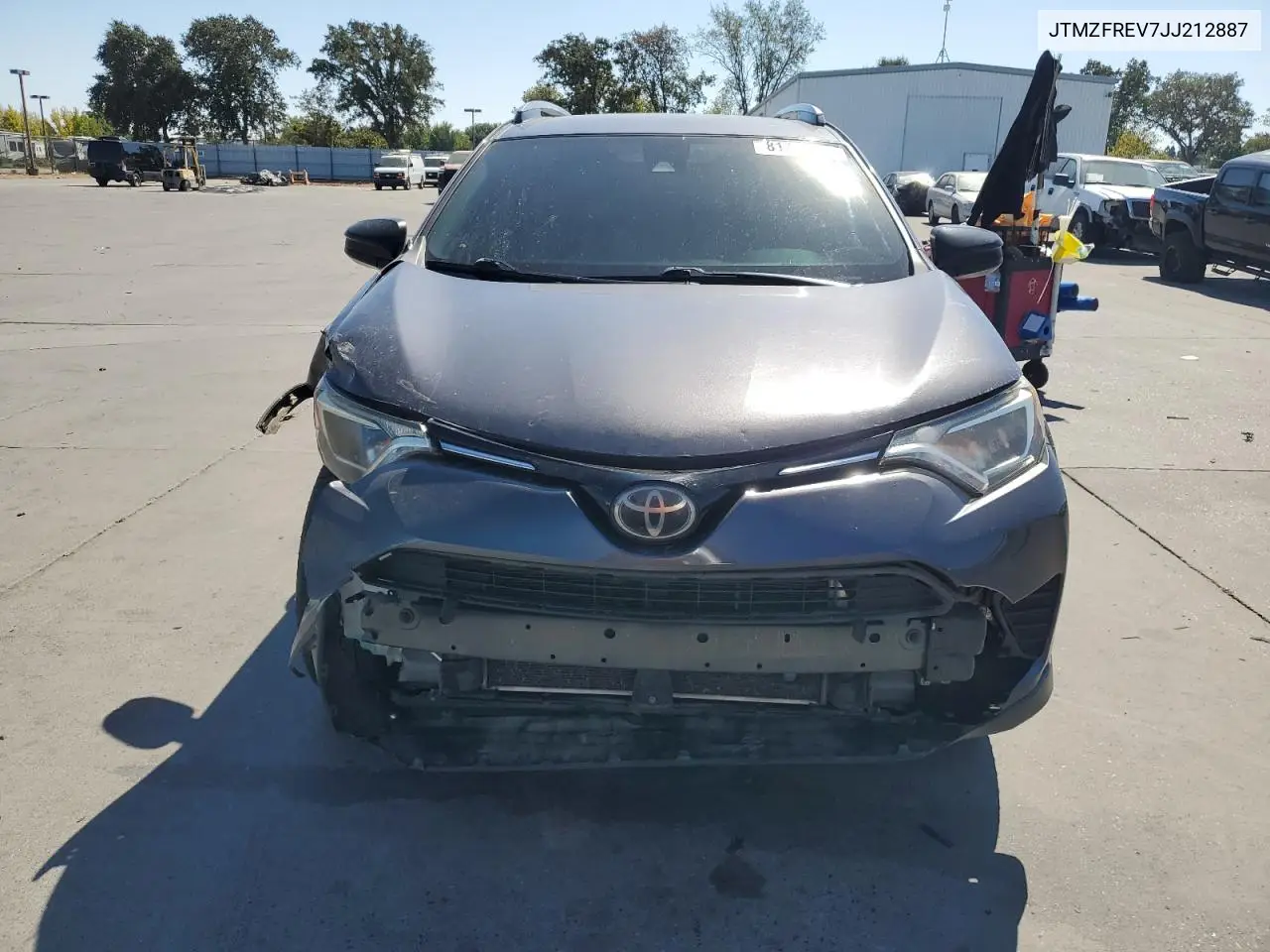 JTMZFREV7JJ212887 2018 Toyota Rav4 Le