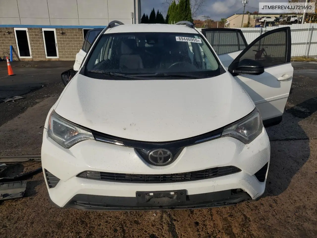 JTMBFREV4JJ721692 2018 Toyota Rav4 Le