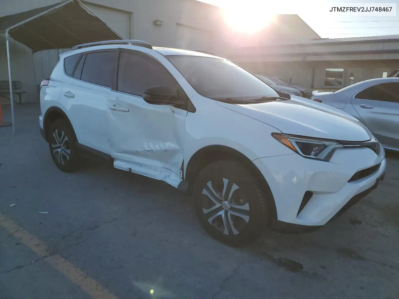 JTMZFREV2JJ748467 2018 Toyota Rav4 Le