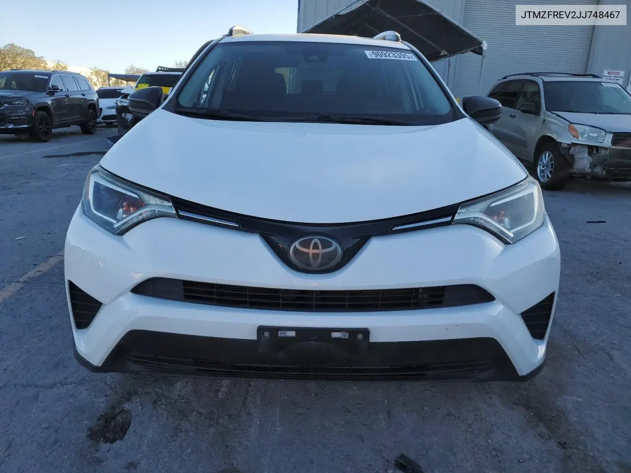 JTMZFREV2JJ748467 2018 Toyota Rav4 Le