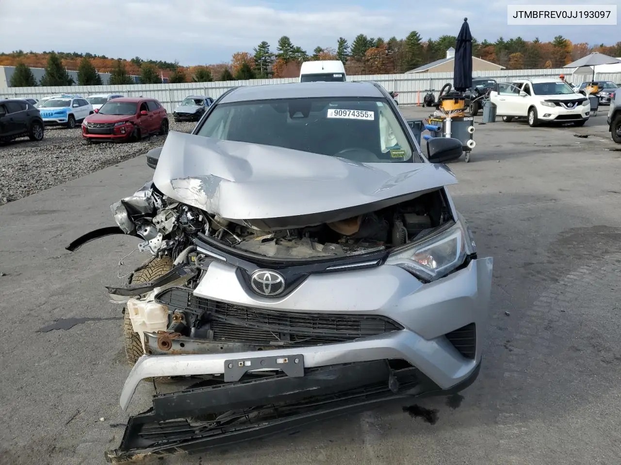 JTMBFREV0JJ193097 2018 Toyota Rav4 Le