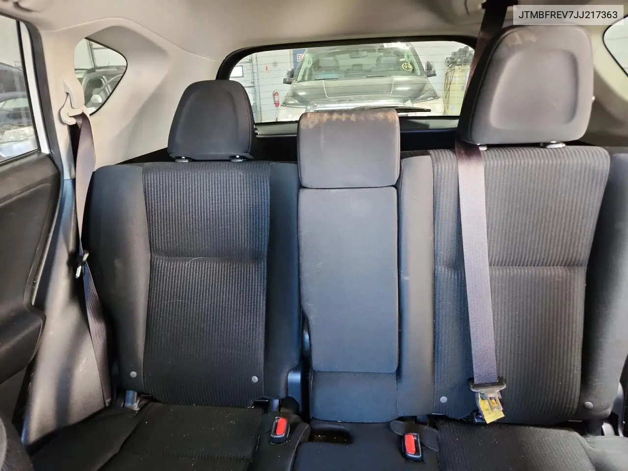 JTMBFREV7JJ217363 2018 Toyota Rav4 Le