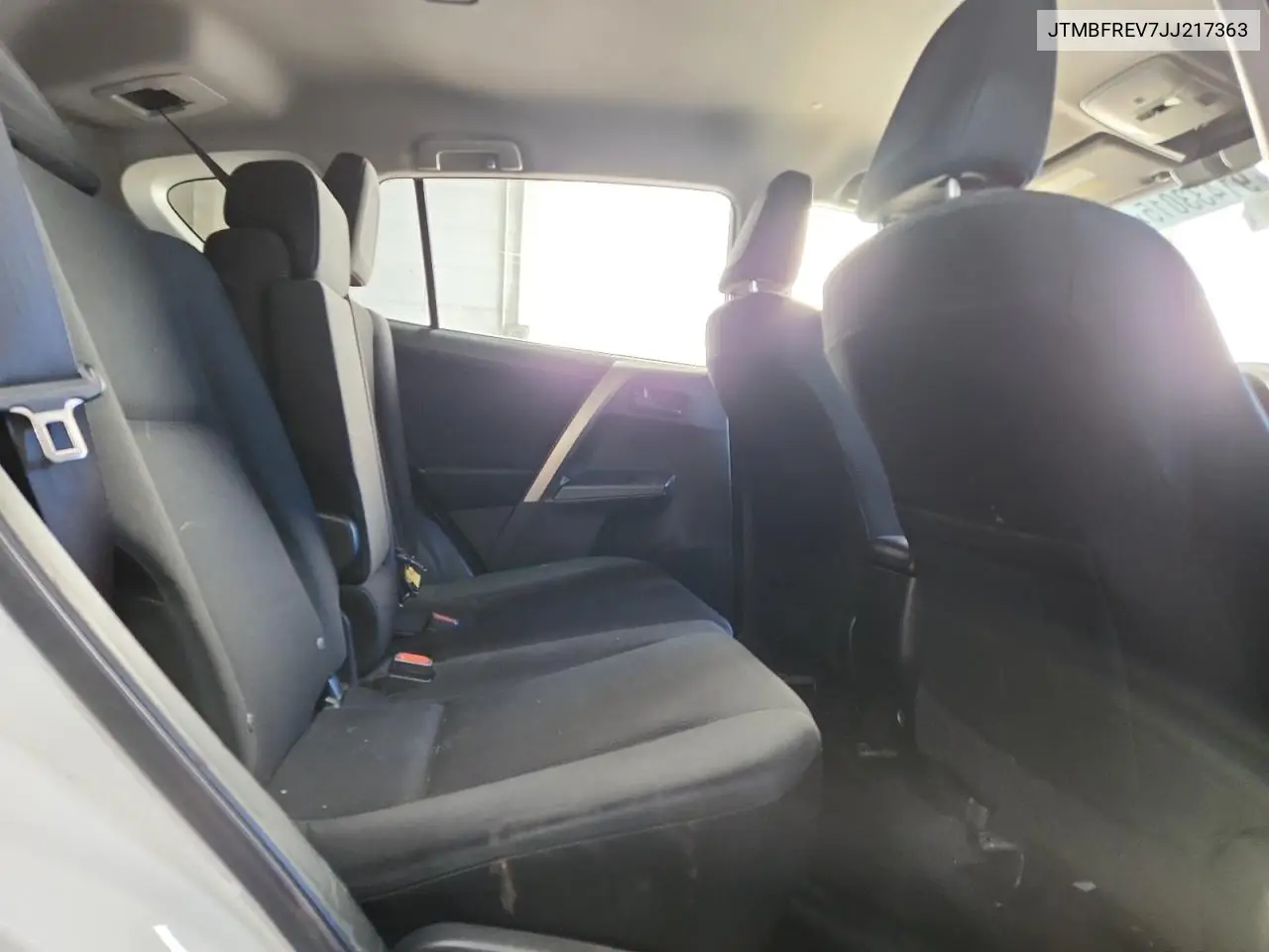 JTMBFREV7JJ217363 2018 Toyota Rav4 Le
