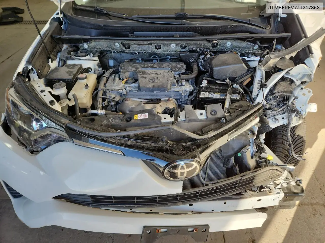 JTMBFREV7JJ217363 2018 Toyota Rav4 Le