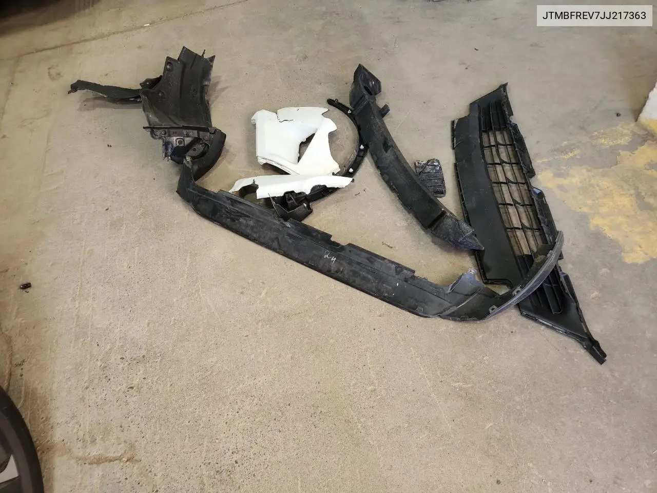 JTMBFREV7JJ217363 2018 Toyota Rav4 Le