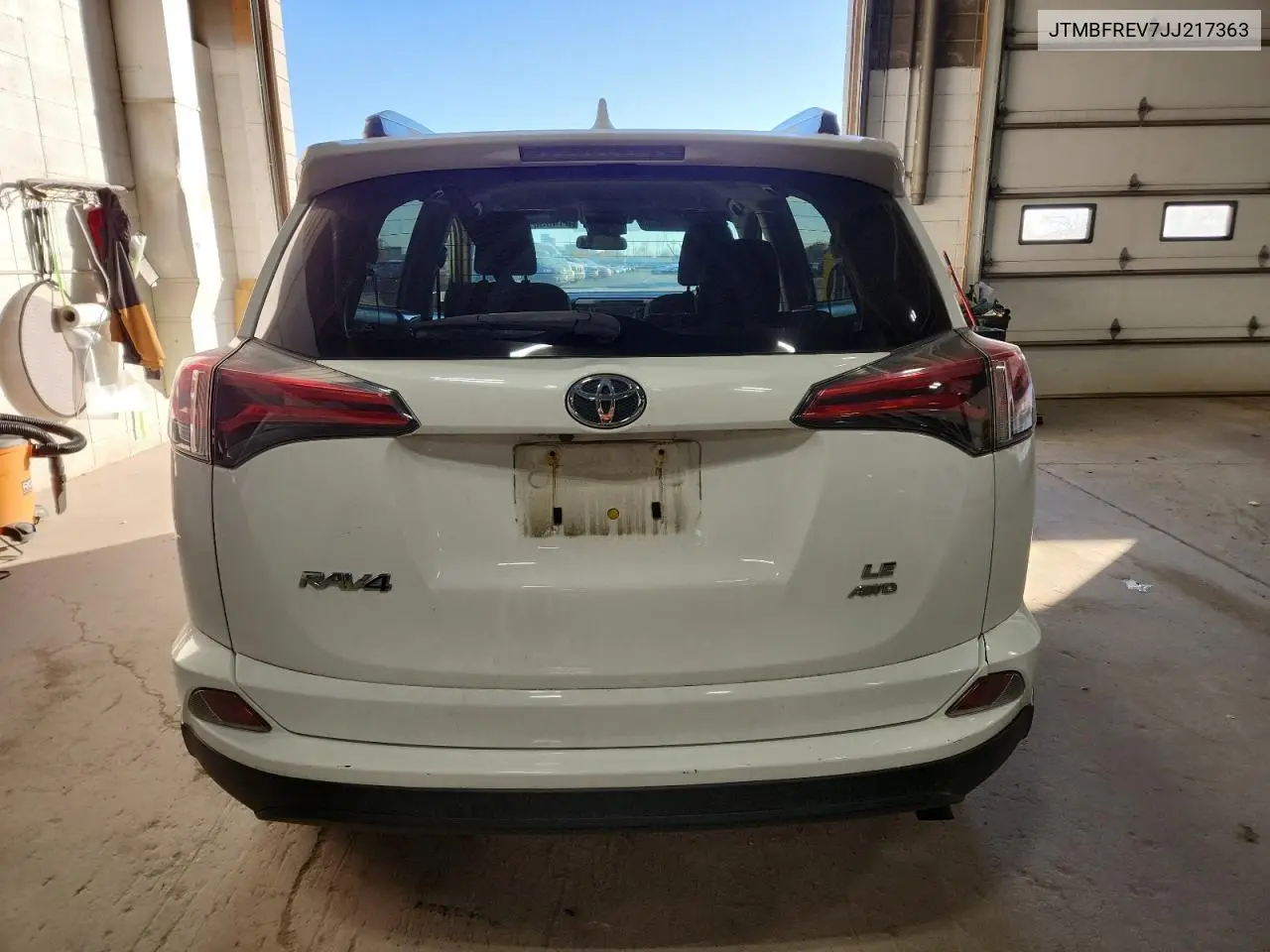 JTMBFREV7JJ217363 2018 Toyota Rav4 Le