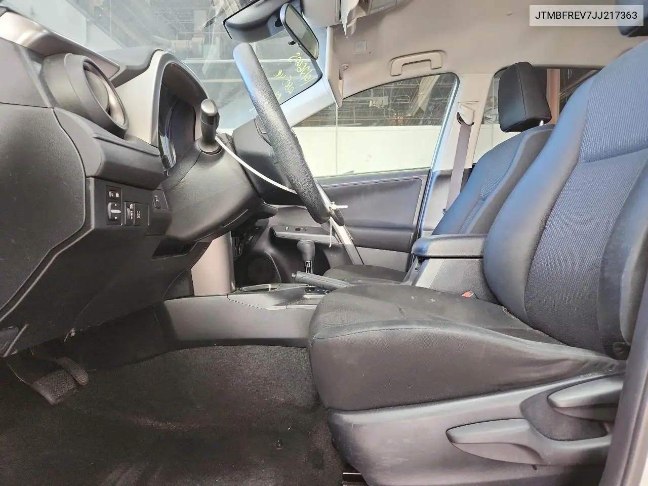 JTMBFREV7JJ217363 2018 Toyota Rav4 Le