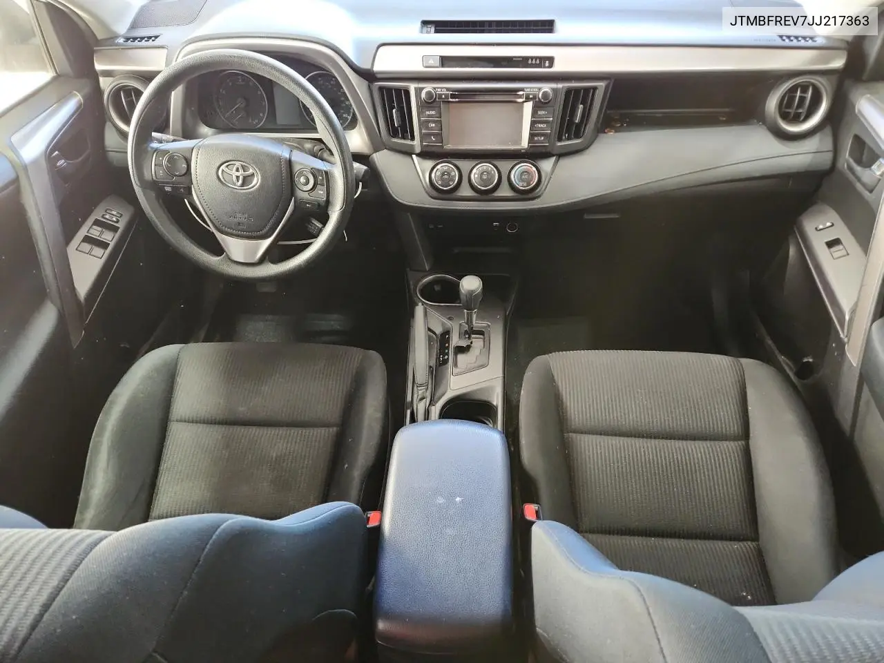 JTMBFREV7JJ217363 2018 Toyota Rav4 Le
