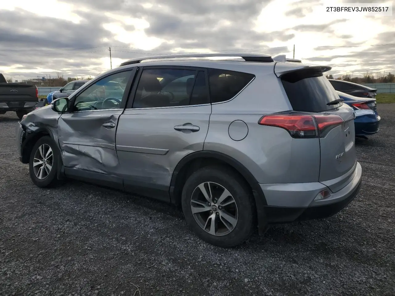 2T3BFREV3JW852517 2018 Toyota Rav4 Le