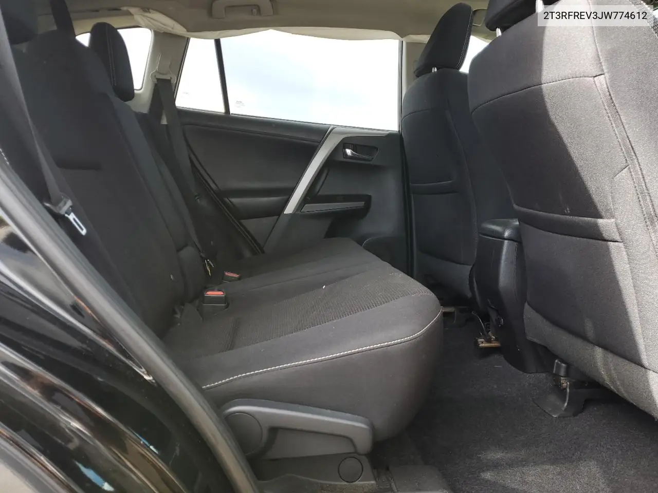 2T3RFREV3JW774612 2018 Toyota Rav4 Adventure