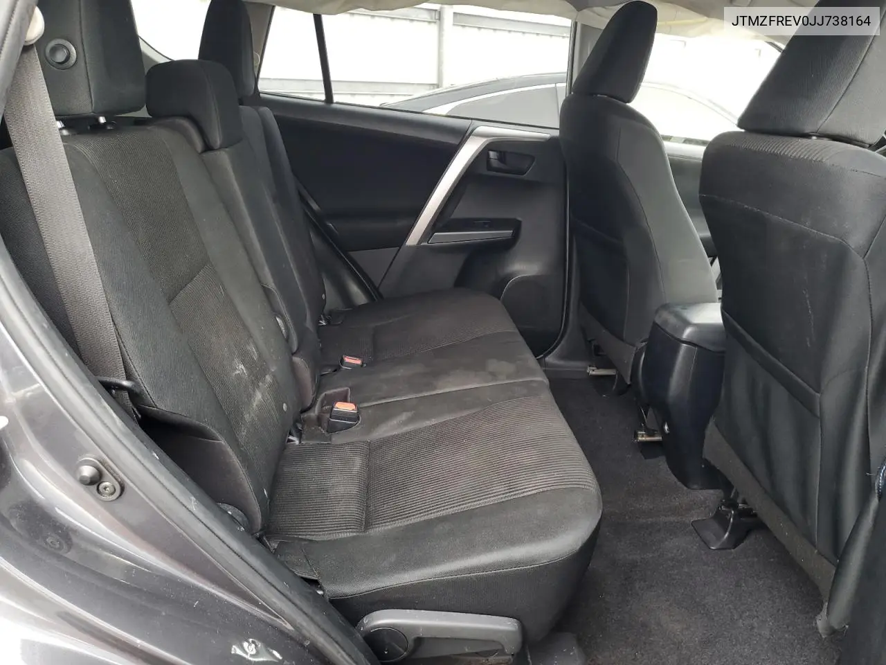 JTMZFREV0JJ738164 2018 Toyota Rav4 Le