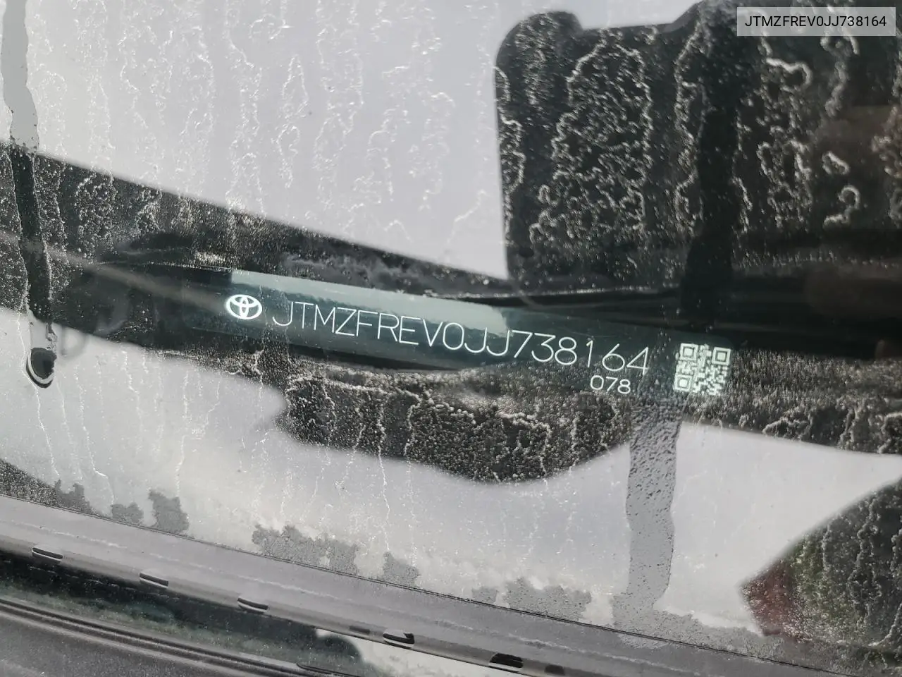 JTMZFREV0JJ738164 2018 Toyota Rav4 Le