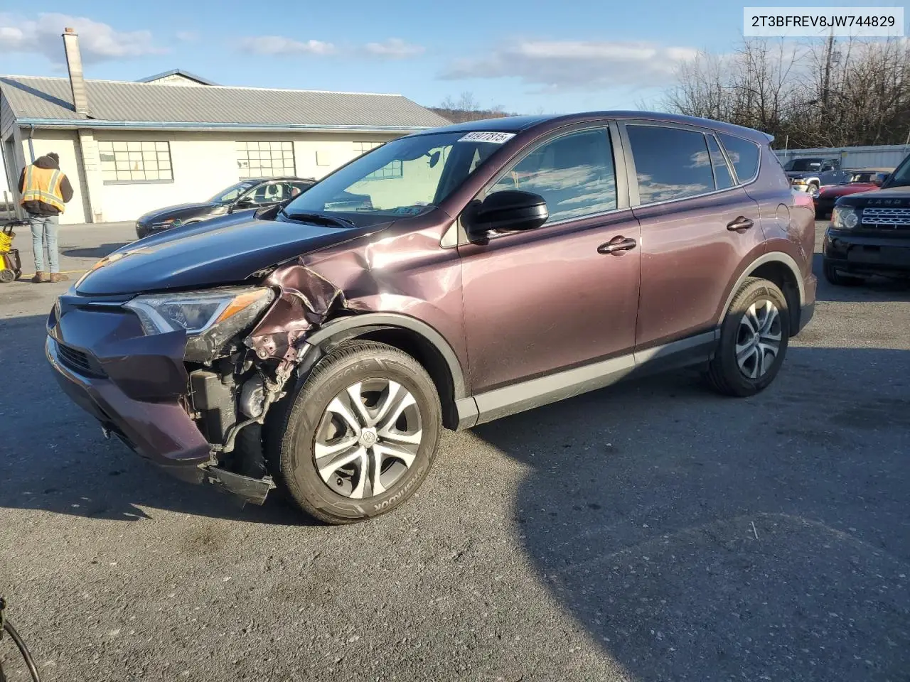 2T3BFREV8JW744829 2018 Toyota Rav4 Le