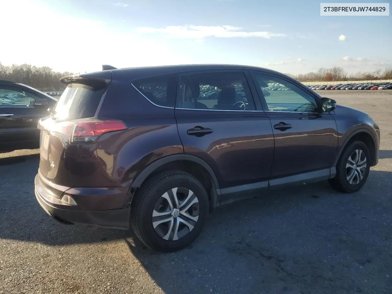 2T3BFREV8JW744829 2018 Toyota Rav4 Le
