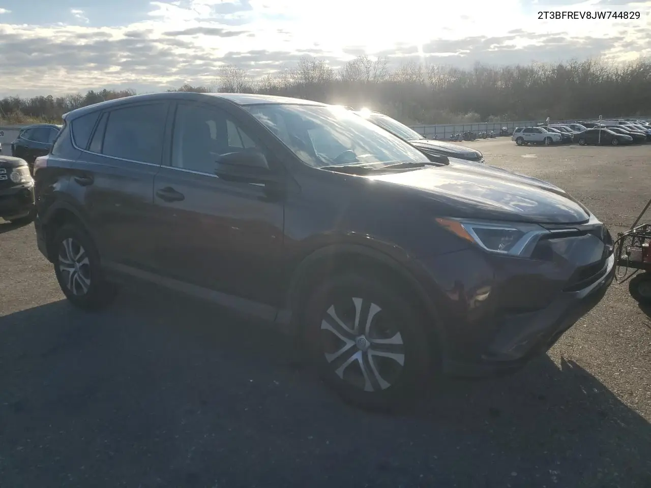 2T3BFREV8JW744829 2018 Toyota Rav4 Le
