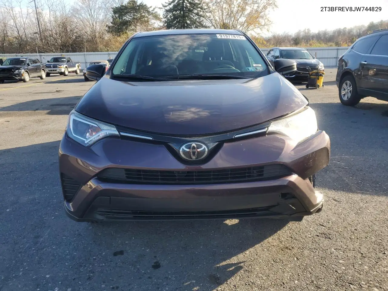 2T3BFREV8JW744829 2018 Toyota Rav4 Le