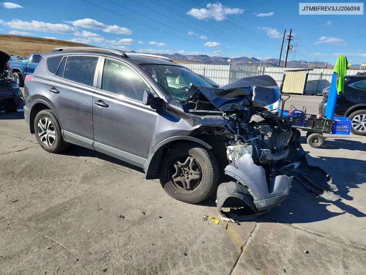 JTMBFREV3JJ206098 2018 Toyota Rav4 Le
