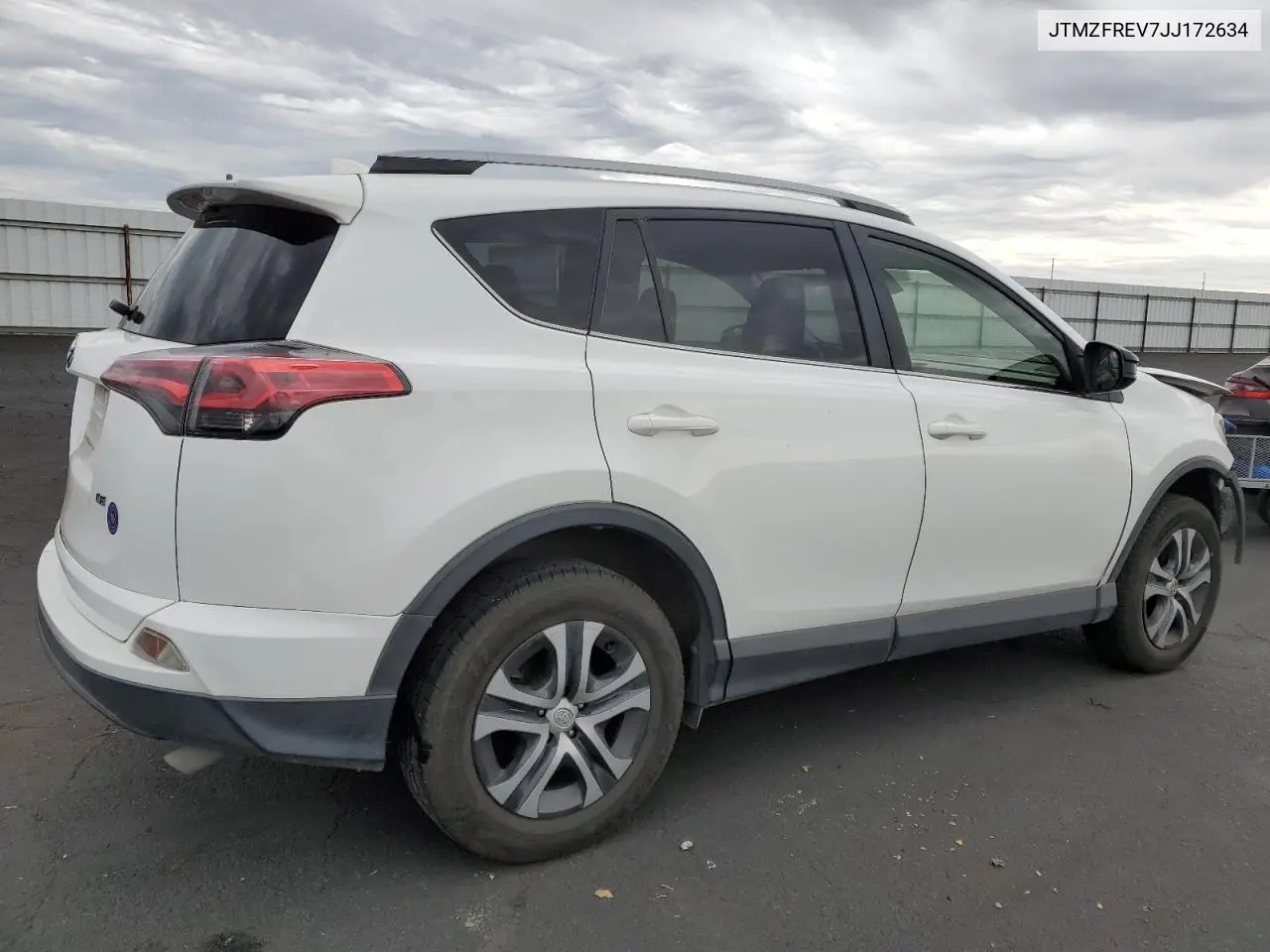 JTMZFREV7JJ172634 2018 Toyota Rav4 Le