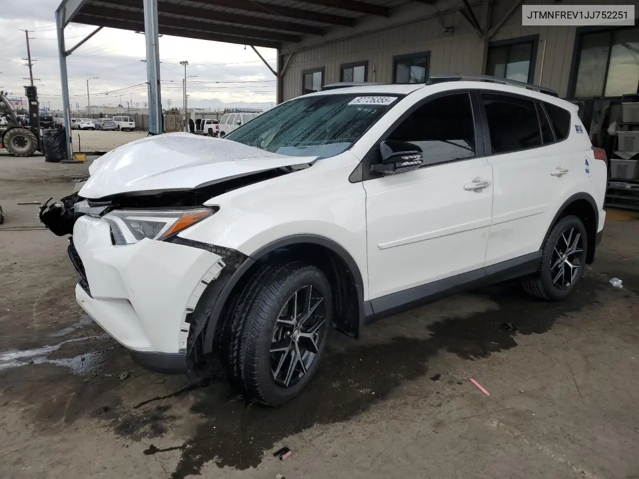 JTMNFREV1JJ752251 2018 Toyota Rav4 Se